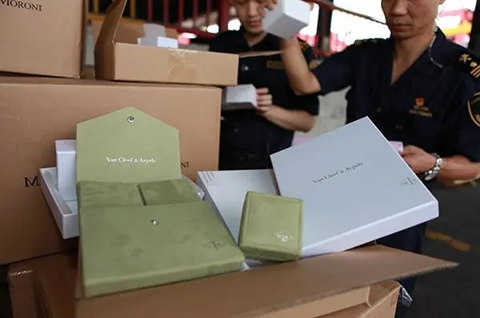 非法銷售假冒國際大牌首飾，以假冒注冊商標追究責任！